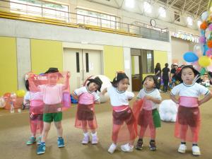 闘牛士になりきった3歳児